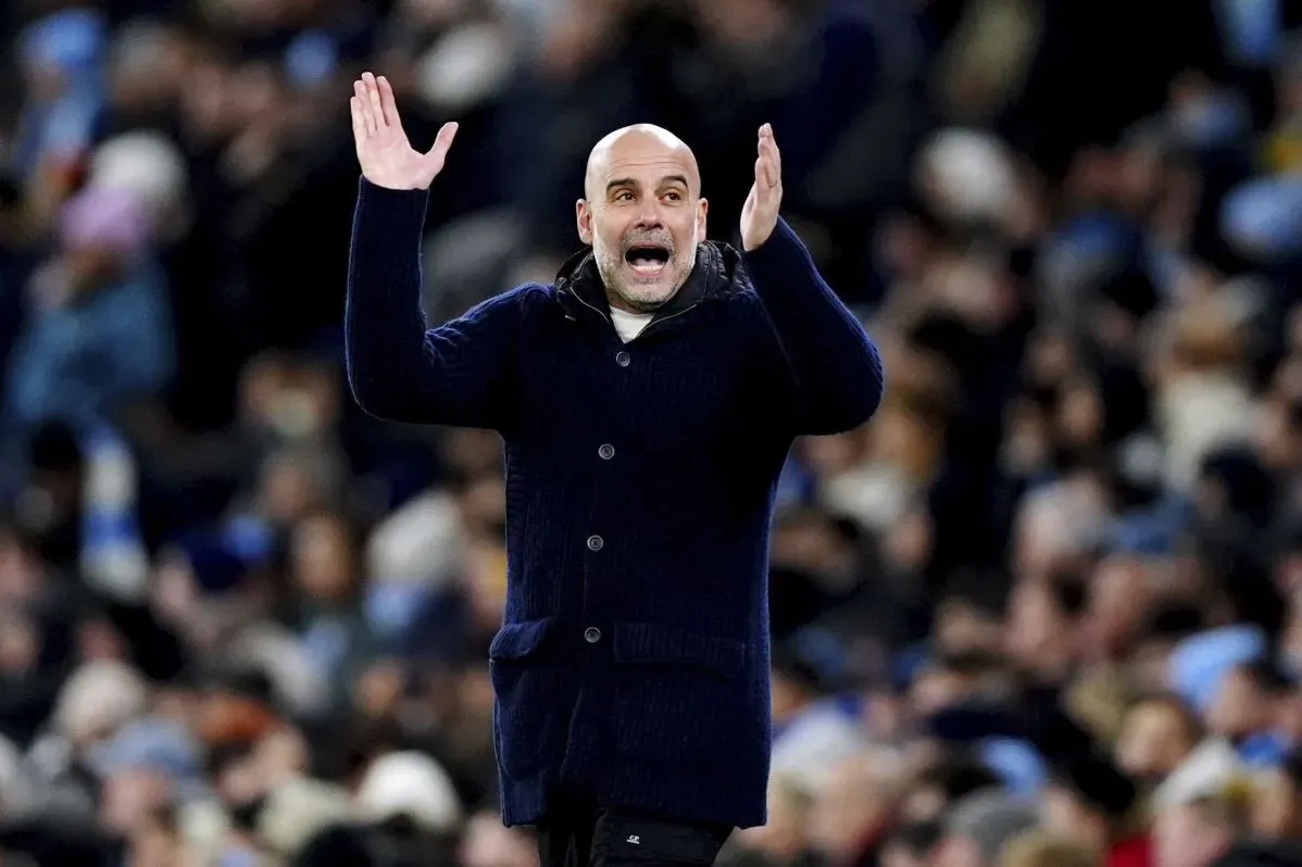 مدرب مانشستر سيتي، بيب غوارديولا، يوجه اللاعبين خلال مباراة مشوقة، في إطار الاستعداد لمواجهة ريال مدريد في دوري أبطال أوروبا.
