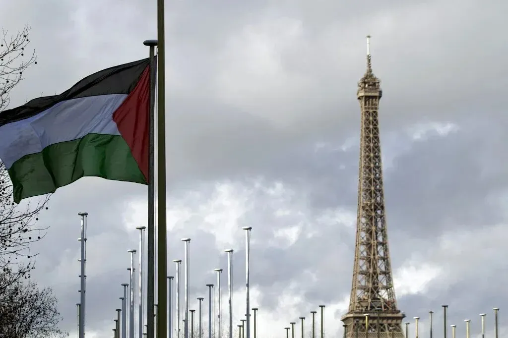 علم فلسطين يرفرف أمام برج إيفل، رمزًا للاعتراف الفرنسي بدولة فلسطين، وسط أجواء سياسية متوترة.