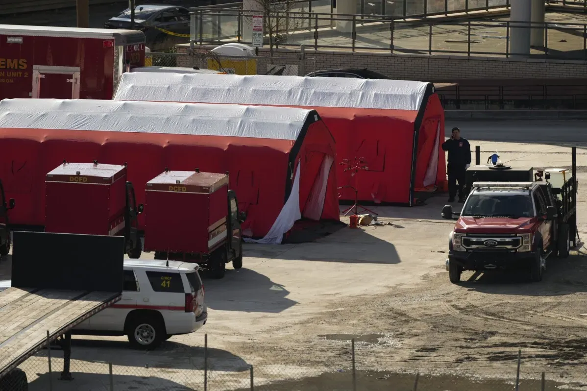 موقع عمليات الطوارئ في فيرجينيا، حيث يتم تجهيز خيام حمراء ومركبات إنقاذ لمتابعة جهود انتشال ضحايا حادث التصادم بين الطائرة والمروحية.