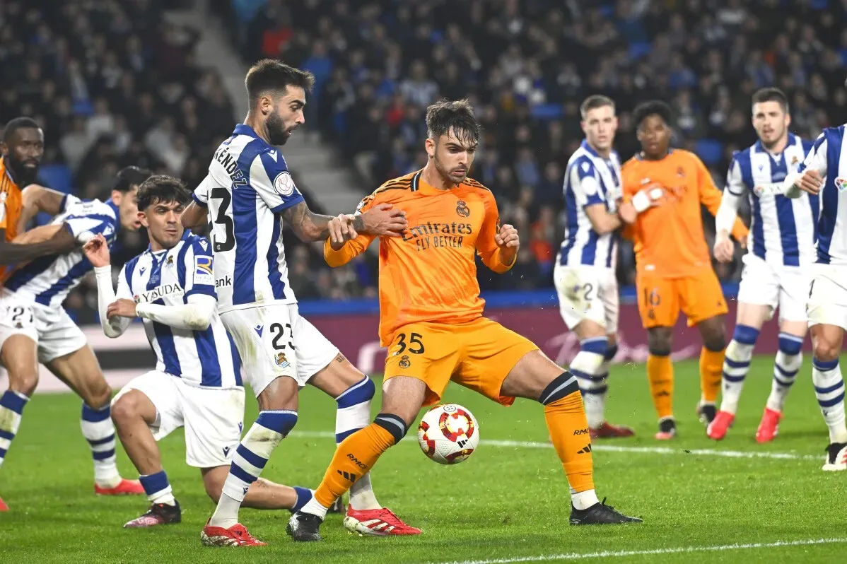 مشهد من مباراة نصف نهائي كأس ملك إسبانيا بين ريال سوسيداد وريال مدريد، حيث يتفاعل اللاعبون مع بعضهم في لحظة حاسمة.