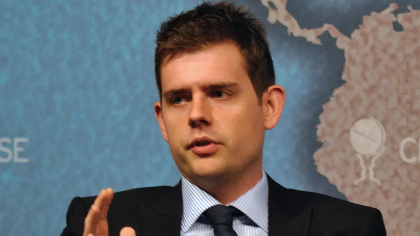 مات جودوين، مرشح حزب الإصلاح البريطاني للانتخابات الفرعية في غورتون ودينتون، يتحدث في مؤتمر، مع خلفية توضح ملامح سياسية.