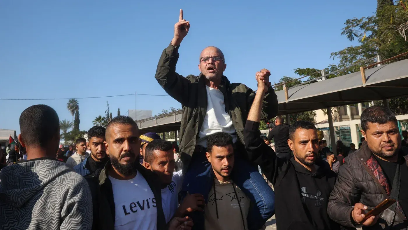 تجمع حشود من الناس في خان يونس للاحتفال بإطلاق سراح أحمد دبابش، الذي كان محاطًا بأسرته وأصدقائه، معبرًا عن فرحته بعد سنوات من الاعتقال.