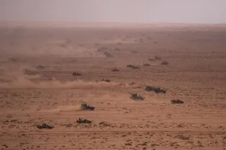 مركبات عسكرية تتحرك عبر التضاريس الصحراوية خلال مناورات African Lion 26 في المغرب، حيث يشارك أكثر من 7,000 عنصر من 30 دولة.