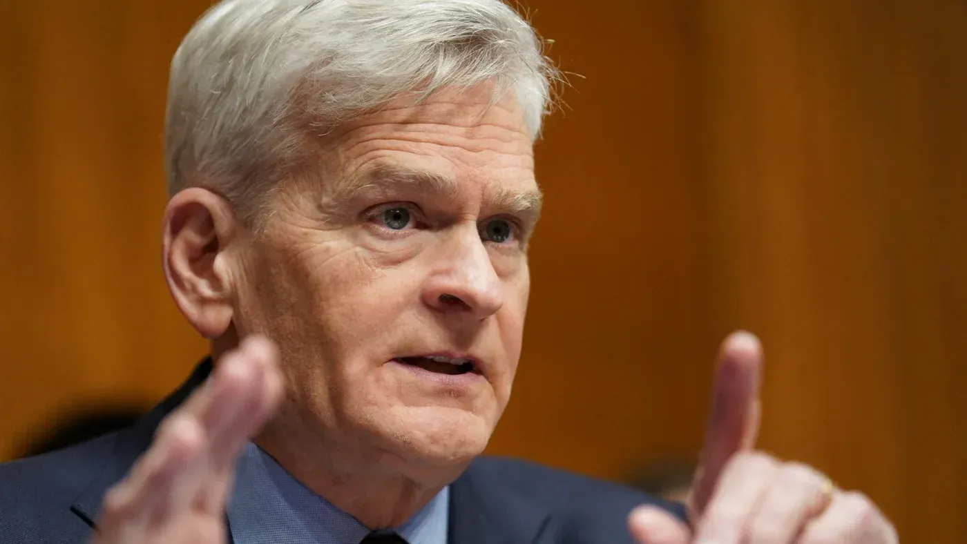 السيناتور بيل كاسيدي يتحدث خلال جلسة، معبراً عن مخاوفه بشأن إلغاء أوامر تنفيذية لحماية حقوق الطلاب اليهود في نيويورك.