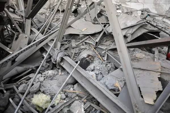 أنقاض مستشفى أوميد لعلاج الإدمان في كابول، حيث تُظهر الصورة آثار الغارة الجوية، مع وجود جثث تحت الحطام.