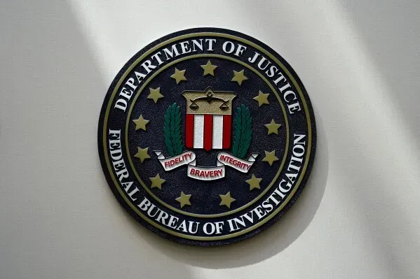 شعار مكتب التحقيقات الفيدرالي (FBI) مع رموز العدالة، يعكس التغييرات في معايير التوظيف وسط أزمة الاستقالات والإقالات.