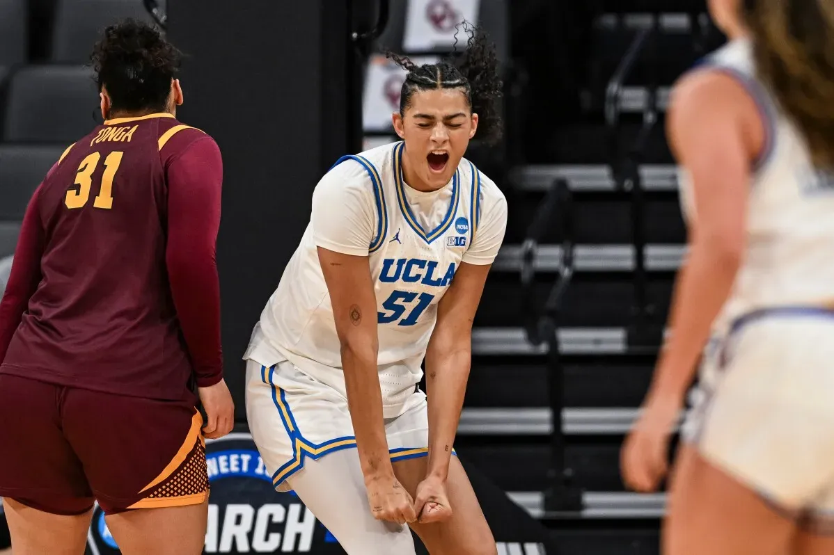 تحتفل لاعبة من جامعة كاليفورنيا بعد تسجيل نقطة في مباراة ضد مينيسوتا، مما ساعد فريقها على التأهل لنصف نهائي بطولة NCAA.