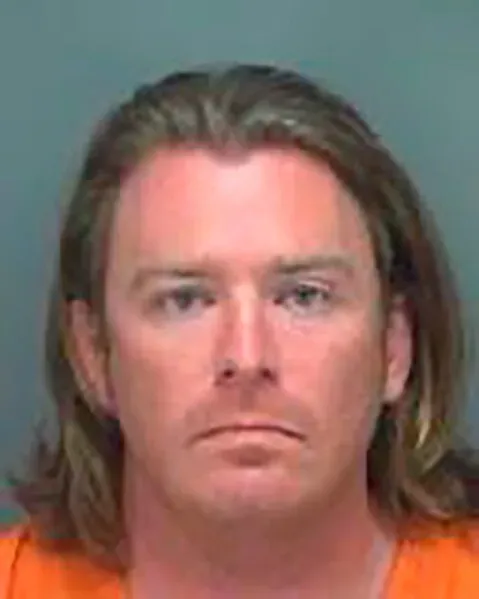 صورة لجونسون، الرجل الذي التقط صورة مع منصة بيلوسي خلال أحداث الشغب في الكابيتول، وهو يترشح لمقعد في لجنة مقاطعة ماناتي.