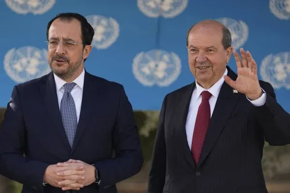 اجتمع زعيما القبارصة اليونانيين والتركيين، نيكوس خريستودوليدس وإرسين تتار، لتعزيز الثقة بين الطائفتين وبحث مبادرات بيئية.