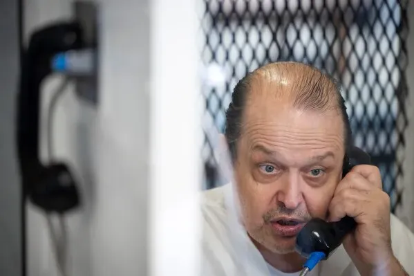 روبرت روبرسون يتحدث عبر الهاتف في سجن تكساس، معبرًا عن براءته من تهمة قتل ابنته، وسط أجواء من القلق بشأن موعد إعدامه.