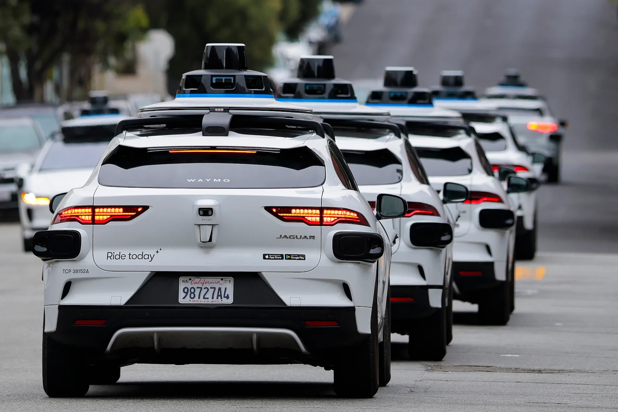 أسطول سيارات أجرة ذاتية القيادة من شركة Waymo في كاليفورنيا، مع تركيز على التكنولوجيا والالتزام بالقوانين الجديدة لضمان السلامة العامة.