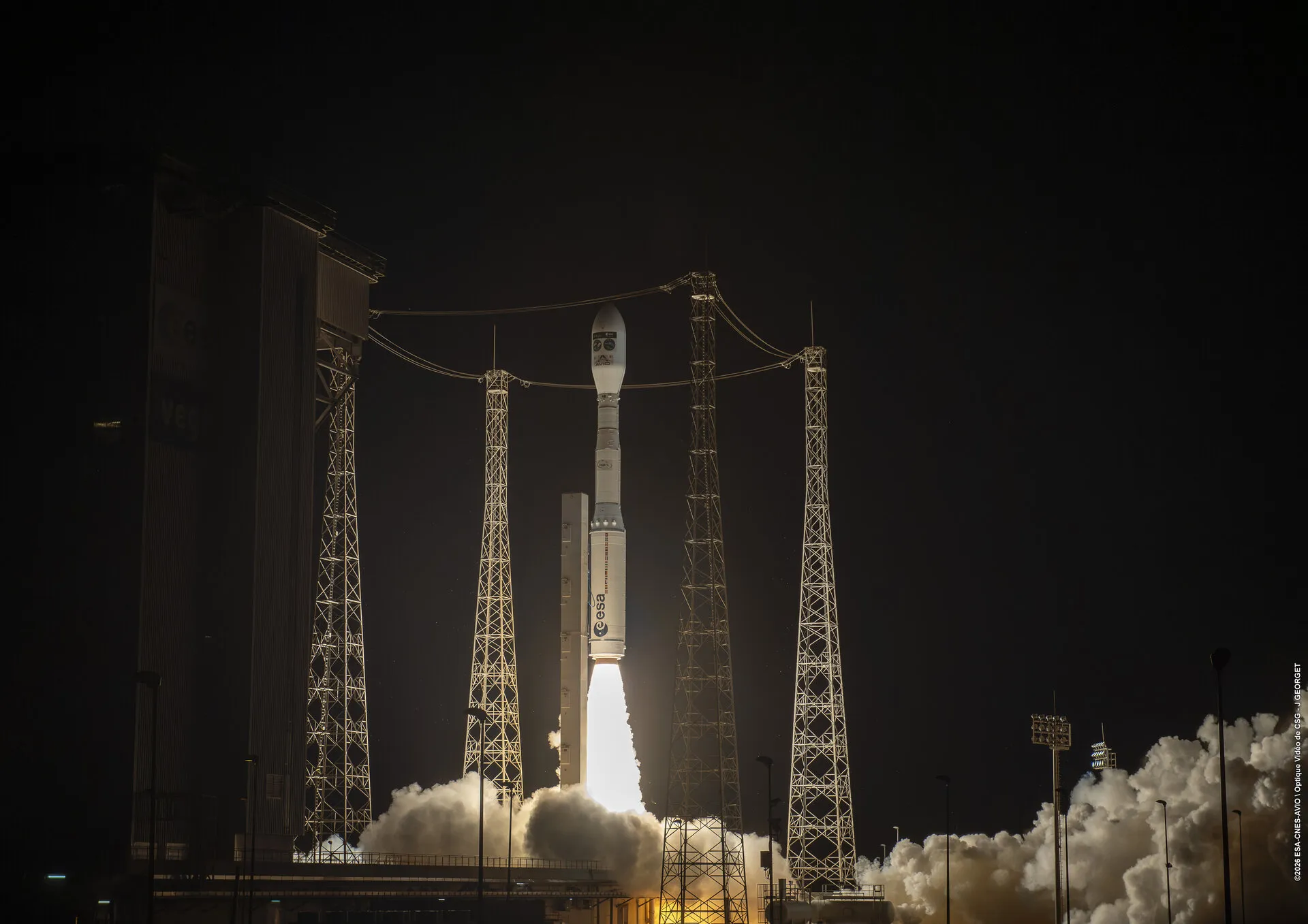 صاروخ Vega C الأوروبي ينطلق ليلاً من غويانا الفرنسية حاملاً قمرين اصطناعيين لوكالة الفضاء الأوروبية في مهمة مراقبة الأرض.
