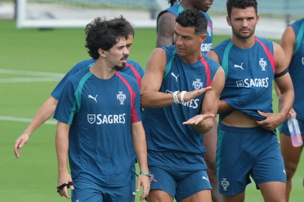 رونالدو يتحدث مع زملائه في الفريق خلال التدريب في ميامي، استعداداً لمواجهة كولومبيا في كأس العالم.