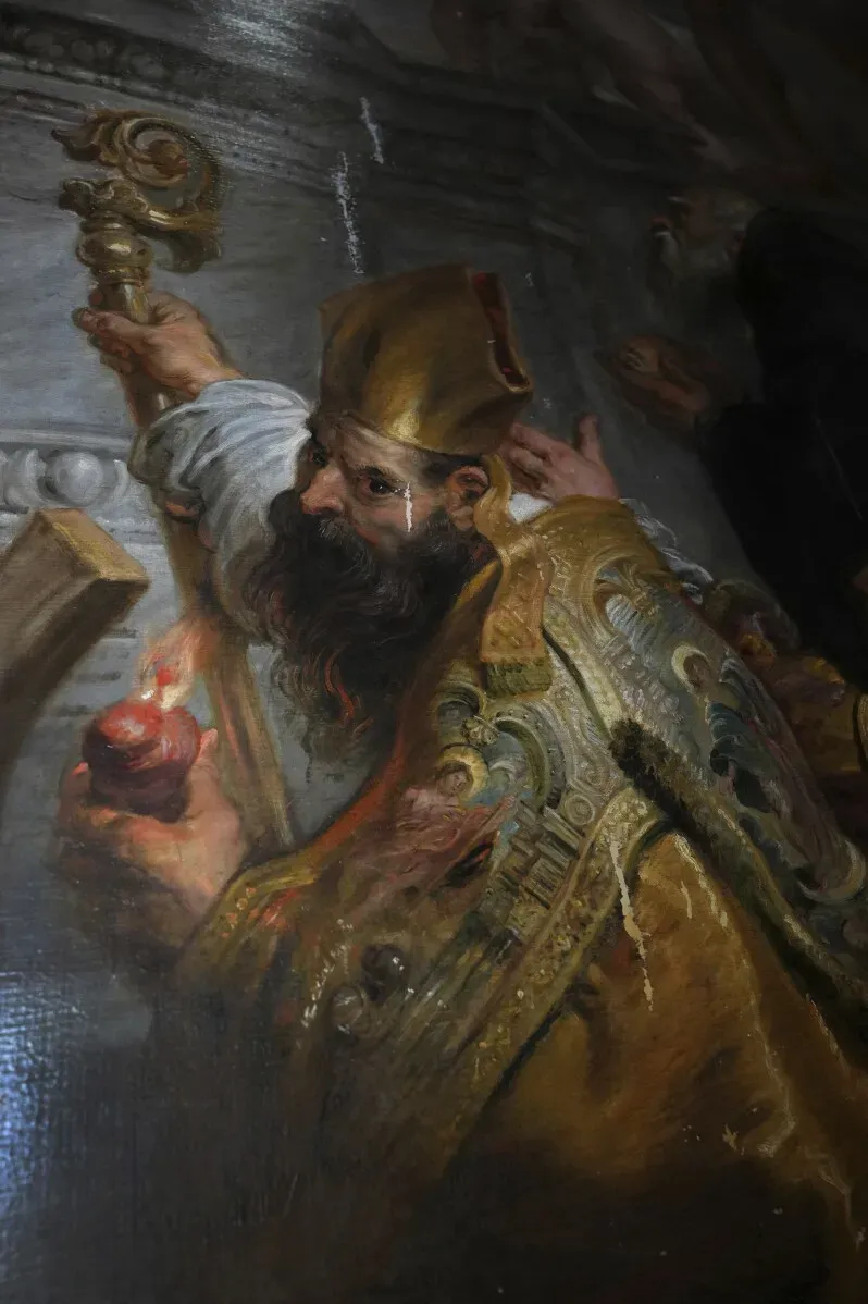 تفاصيل مقربة لشخصية من لوحة باروك بإبداع روبنز، يظهر فيها رجل يرتدي ملابس مزخرفة، ممسكًا بمفتاح وهو يعبّر عن سمة العمل الفني.