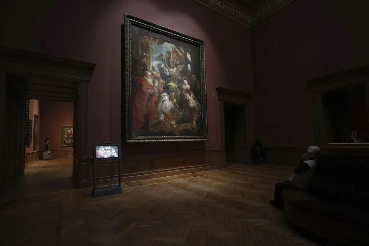 تظهر الصورة لوحة "مادونا المتوجة المعشوقة من قبل القديسين" لبيتر بول روبنز في متحف أنتويرب، حيث يعمل مرمّمون على ترميمها.