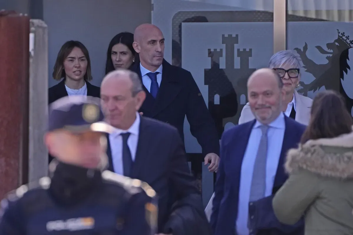 مجموعة من الأشخاص، بينهم لويس روبياليس، يغادرون مبنى المحكمة في مدريد، وسط أجواء مشحونة بعد اتهامات الاعتداء الجنسي.