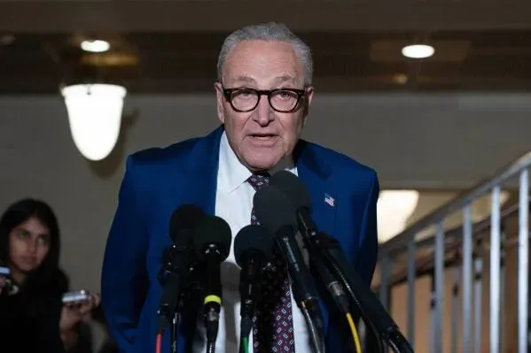 زعيم الديمقراطيين في مجلس الشيوخ تشاك شومر يتحدث أمام المراسلين بعد إحاطة حول الوضع في فنزويلا، مع تساؤلات حول سياسة ترامب.