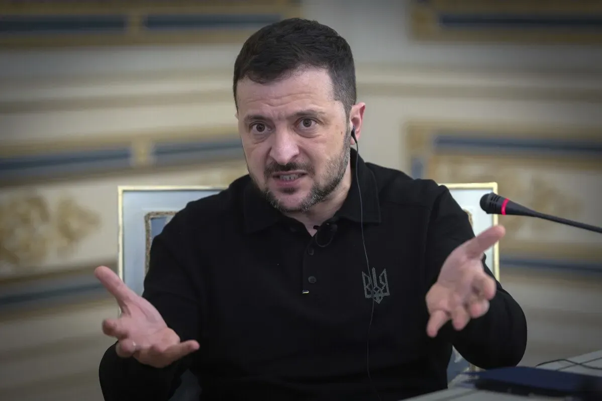 الرئيس الأوكراني فولوديمير زيلينسكي يتحدث بجدية، معبرًا عن قلقه بشأن الهجمات على المدنيين في أوكرانيا.