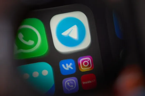 شعار تطبيق Telegram وسط أيقونات تطبيقات التواصل الاجتماعي الأخرى على شاشة هاتف ذكي، مع تصاعد التوترات القانونية بين روسيا ومؤسس Telegram.