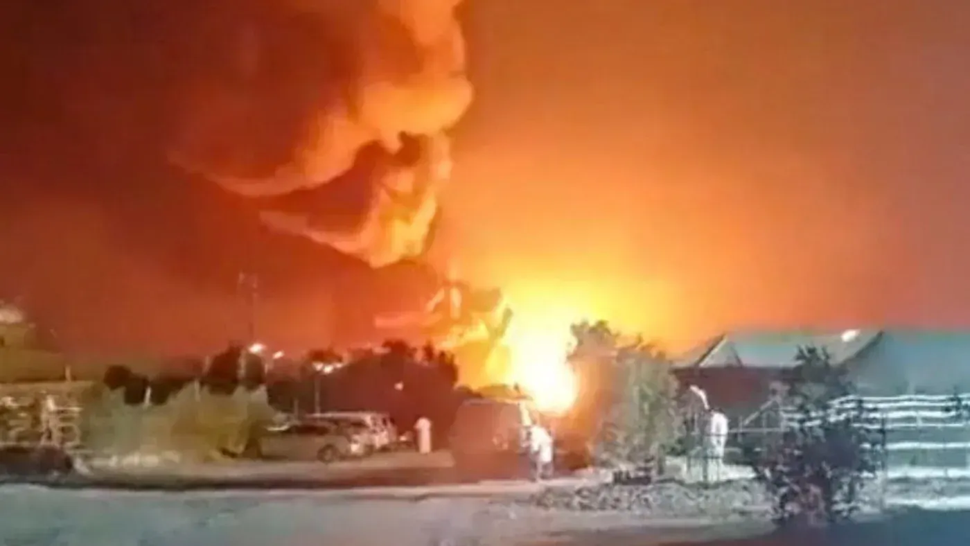 دخان كثيف يتصاعد من موقع انفجار في قاعدة أمريكية بالكويت، مما يشير إلى تصعيد الصراع الإيراني الأمريكي في المنطقة.