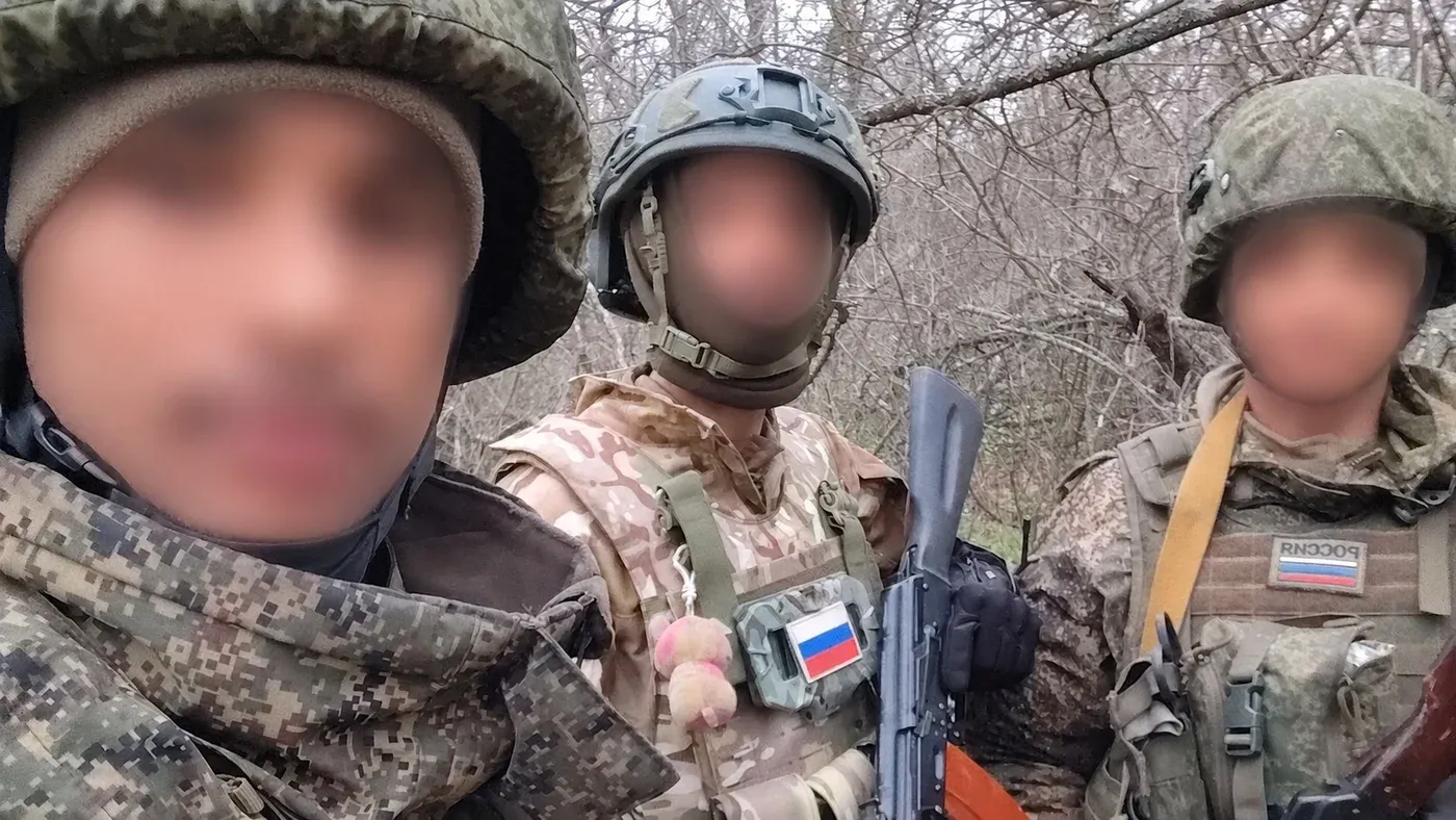 مقاتلون يمنيون يرتدون زيًا عسكريًا، يتواجدون في غابة، يُظهرون أسلحة، في سياق الحرب الروسية الأوكرانية.