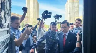 وزير الخارجية الياباني وسط حراسة أمنية ومصورين خلال احتجاج دبلوماسي بين روسيا واليابان حول جزر الكوريل.