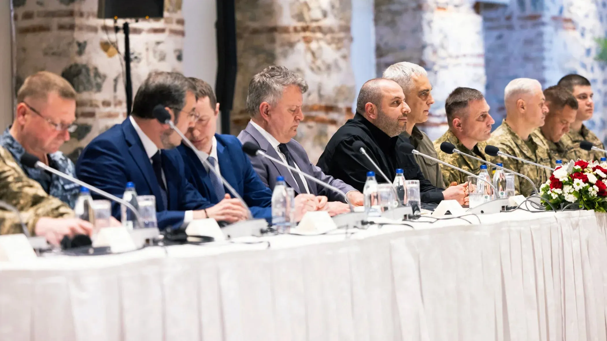 اجتماع دبلوماسي في إسطنبول بين وفود أوكرانية وروسية، حيث تم تبادل 1000 سجين كخطوة لبناء الثقة وسط مخاوف من استمرار الحرب.