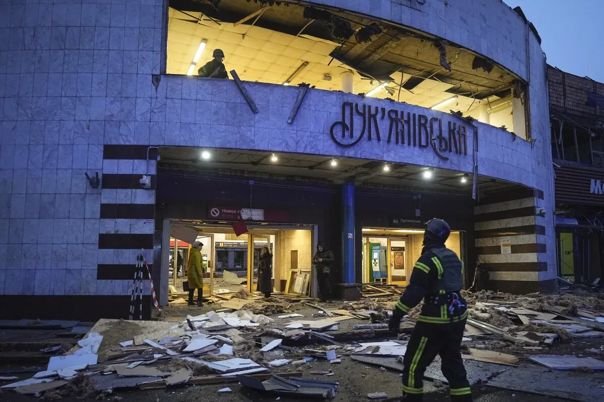 حطام واسع في شارع لوكيانفسكا في كييف بعد هجوم روسي بالطائرات بدون طيار والصواريخ، مع رجال إطفاء يحاولون إخماد الحريق.