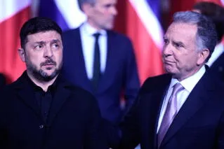الرئيس الأوكراني فولوديمير زيلينسكي خلال مؤتمر صحفي مع الموفد الأمريكي في سياق المحادثات الدبلوماسية حول النزاع الروسي الأوكراني.