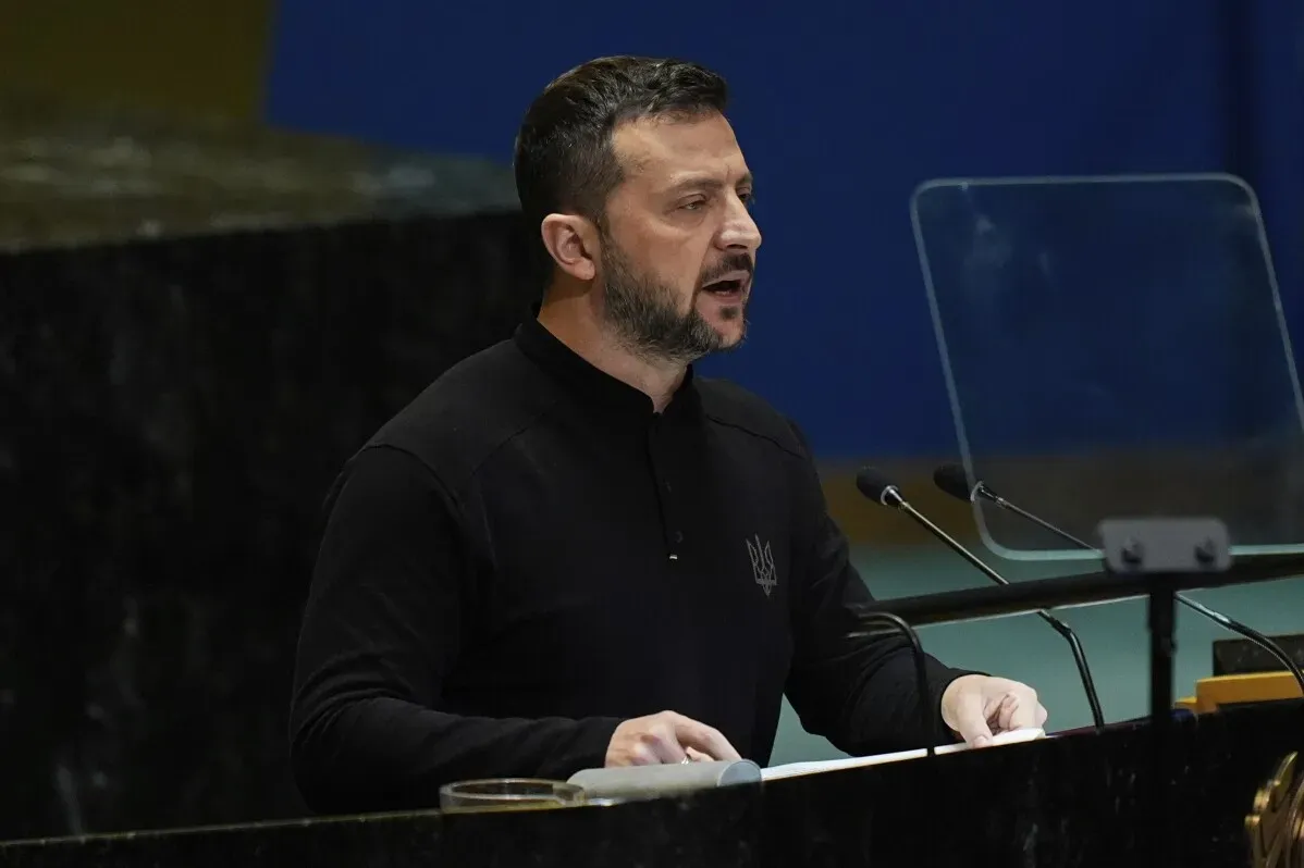 الرئيس الأوكراني زيلينسكي يتحدث في مؤتمر، مع التركيز على أهمية حماية البنية التحتية للطاقة النووية في ظل التهديدات الروسية.