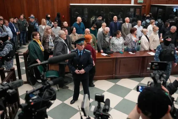 محكمة في موسكو تشهد محاكمة 19 شخصًا متورطين في حادث إطلاق النار المميت في قاعة كروكوس سيتي هول، بحضور عائلات الضحايا والمراقبين.