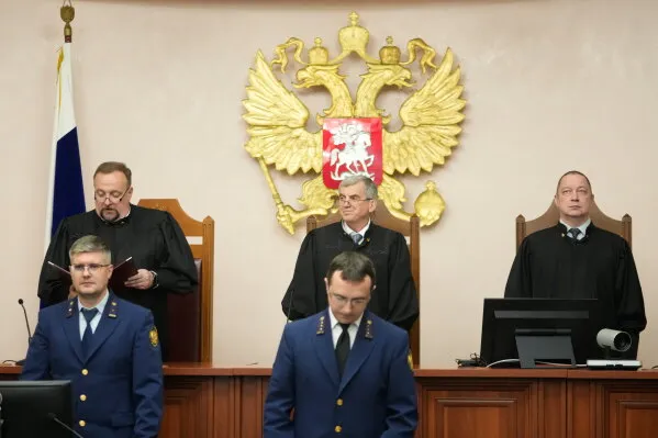 قضاة روس في قاعة المحكمة خلال جلسة محاكمة ليف شلوسبرغ السياسي المعارض من حزب Yabloko الرافض للحرب في أوكرانيا.