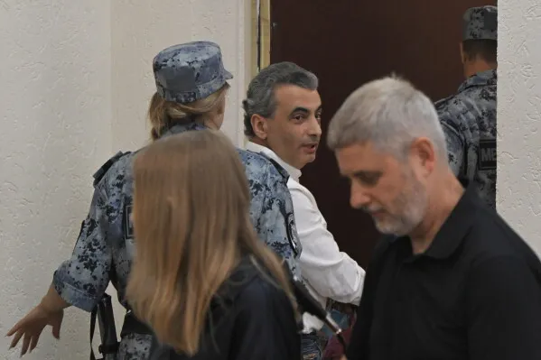 ليف شلوسبرغ السياسي الروسي المعارض يُقاد إلى المحكمة وسط حراسة أمنية مشددة في سياق قمع المعارضة ورفض الحرب في أوكرانيا.