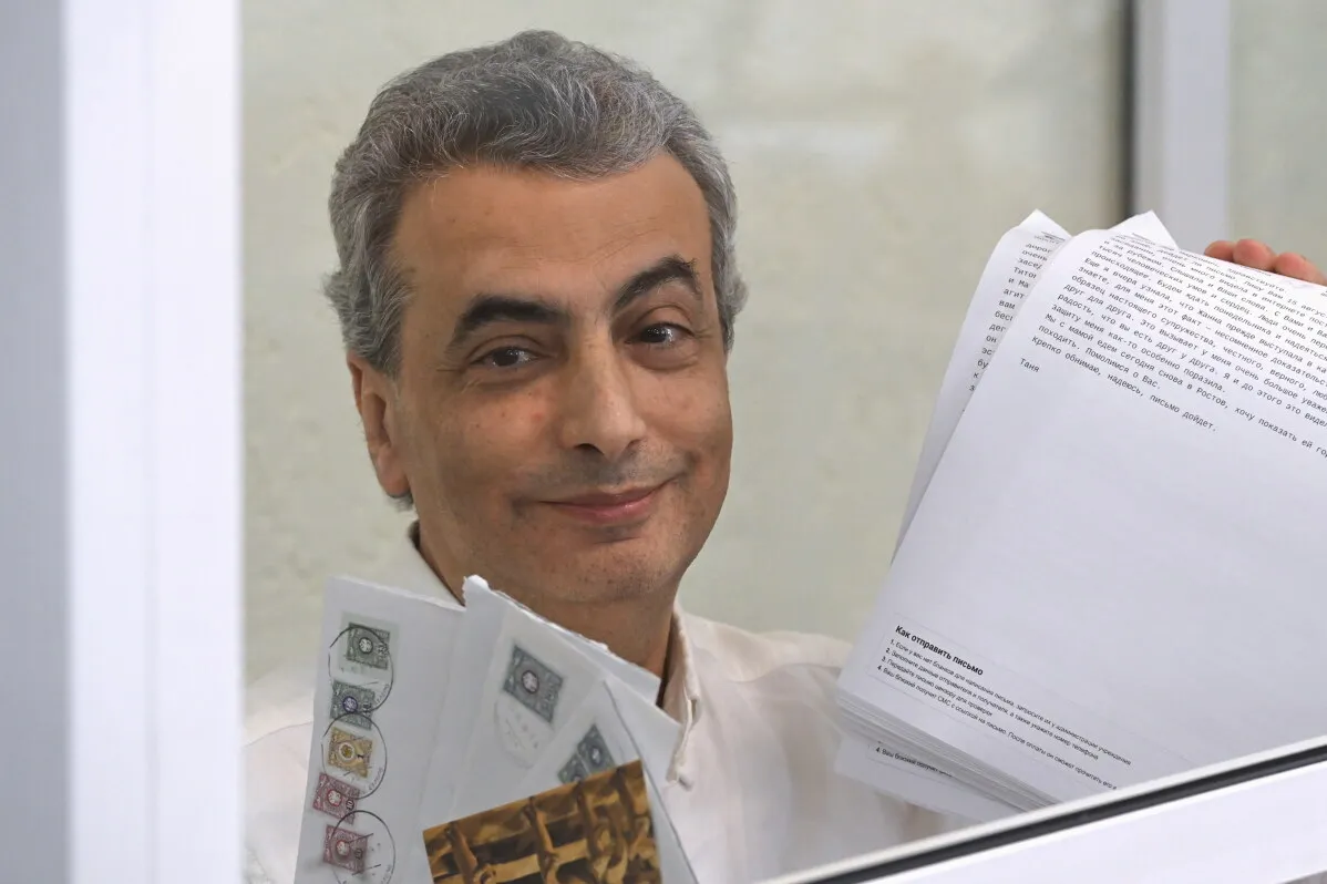 ليف شلوسبرغ، السياسي المعارض الروسي ونائب رئيس حزب Yabloko، يحمل أوراقاً أثناء محاكمته بتهم نشر معلومات كاذبة ورفض الحرب في أوكرانيا.