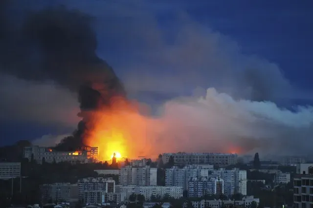 انفجار كبير في مدينة أوكرانية، مع تصاعد الدخان الكثيف في السماء، يظهر آثار الهجمات الروسية على المناطق المدنية.