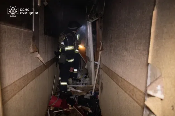 رجال الإطفاء يعملون في ممر متضرر بعد غارة بطائرة مسيرة في منطقة سومي، حيث أسفر الهجوم عن إصابات وأضرار جسيمة.