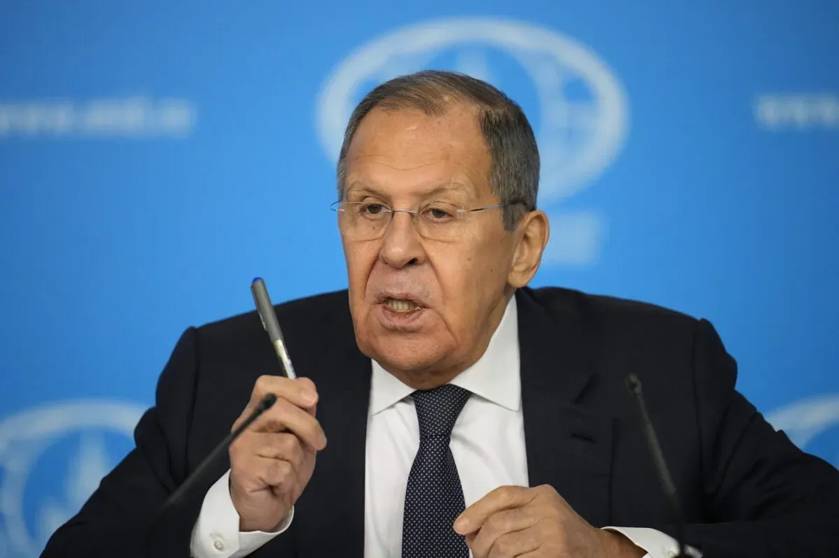 لافروف يتحدث في مؤتمر صحفي، مشيرًا إلى أهمية المحادثات حول الأمن الأوروبي وعلاقات روسيا مع أوكرانيا.