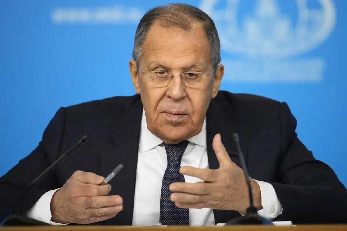 لافروف يتحدث خلال مؤتمر صحفي، معبرًا عن استعداد روسيا للحوار حول الأمن الأوروبي وضمانات أوكرانيا.