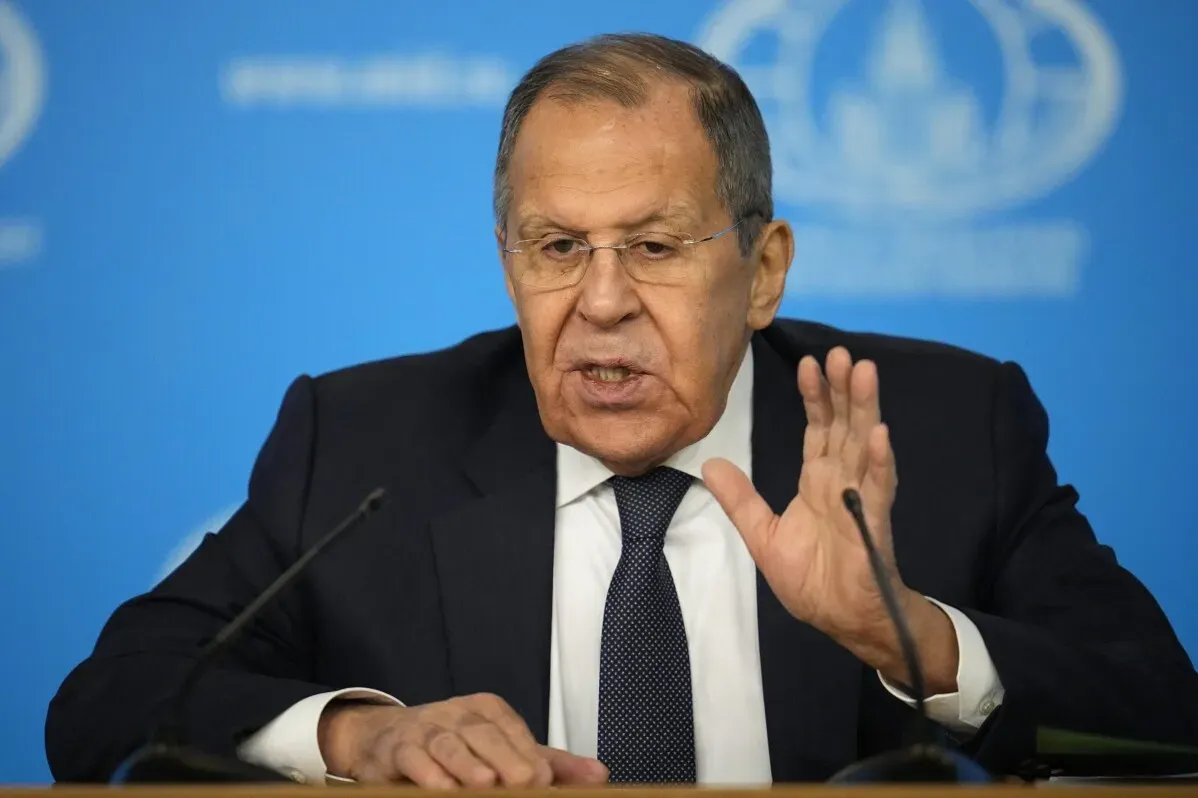 سيرغي لافروف يتحدث خلال مؤتمر صحفي، مع التركيز على محادثات السلام المحتملة مع الولايات المتحدة وأمن أوكرانيا.