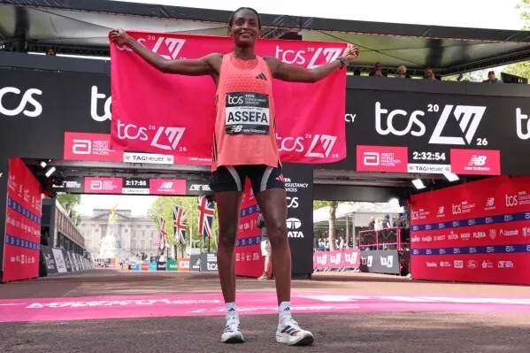 الإثيوبية تيغست أسيفا ترفع علمها بعد فوزها في ماراثون لندن 2023، محققةً أسرع زمن في تاريخ الماراثونات النسائية المنفصلة.