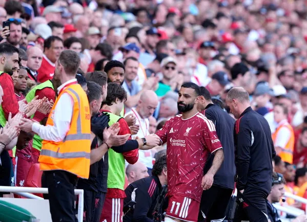 محمد صلاح يودع جماهير ليفربول في أنفيلد بعد تسع سنوات من التألق، وسط تصفيق حار من اللاعبين والجمهور، مع مشاعر عاطفية واضحة.