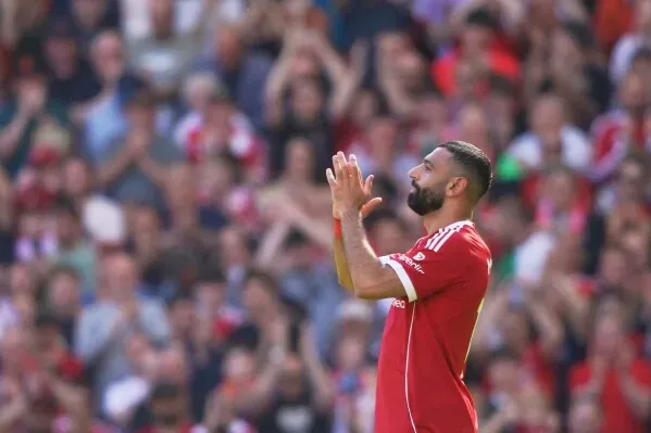 محمد صلاح يودع جماهير أنفيلد بإيماءة شكر، وسط حشد من المشجعين، بعد إعلان رحيله عن ليفربول بنهاية الموسم.