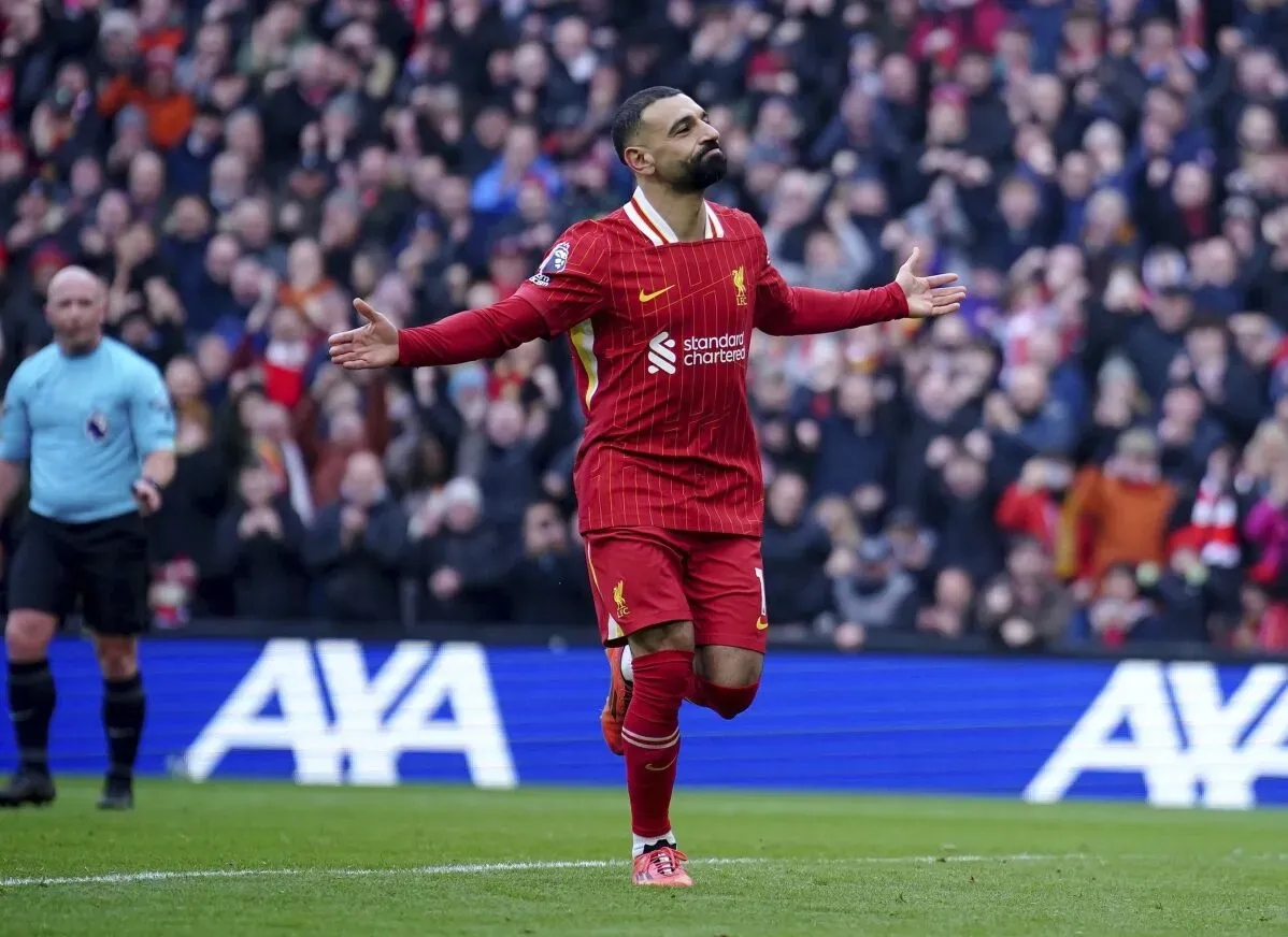 محمد صلاح يحتفل بتسجيل هدفه من ركلة جزاء خلال مباراة ليفربول ضد ولفرهامبتون، حيث فاز ليفربول 2-1 في الدوري الإنجليزي الممتاز.