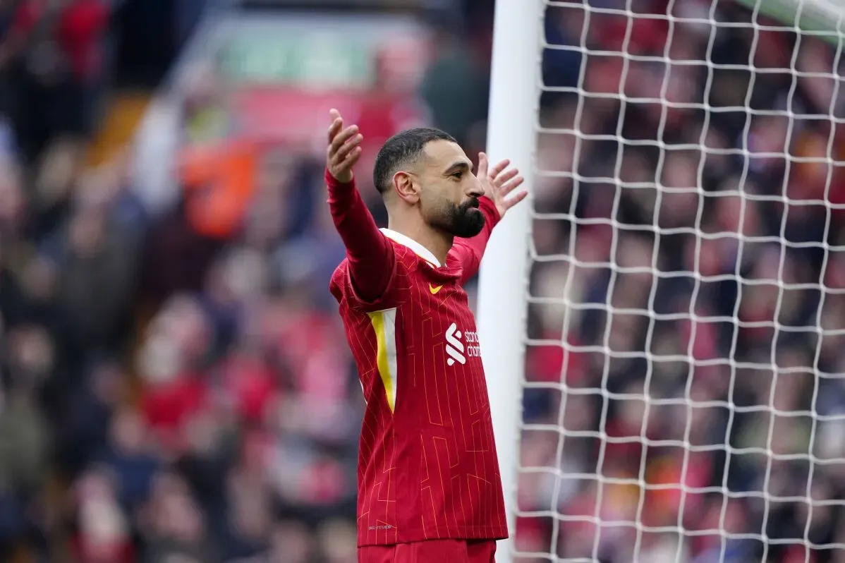 محمد صلاح يرفع ذراعيه احتفالًا بعد تسجيله هدفًا لليفربول في مباراة ضد ولفرهامبتون، حيث فاز الفريق 2-1.