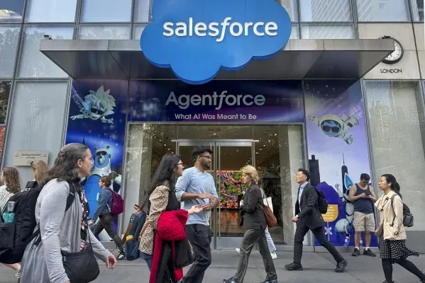 مدخل شركة Salesforce مع لافتة "Agentforce" في مدينة مزدحمة، حيث يسير الناس بجانب المبنى. تعكس الصورة أهمية الصفقة مع Informatica.