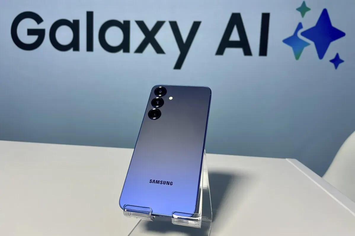 هاتف سامسونج Galaxy S25 باللون الأزرق، مع تصميم عصري، يظهر خلفية تحمل شعار "Galaxy AI"، يعكس تعزيز الذكاء الاصطناعي في هواتف سامسونج الجديدة.