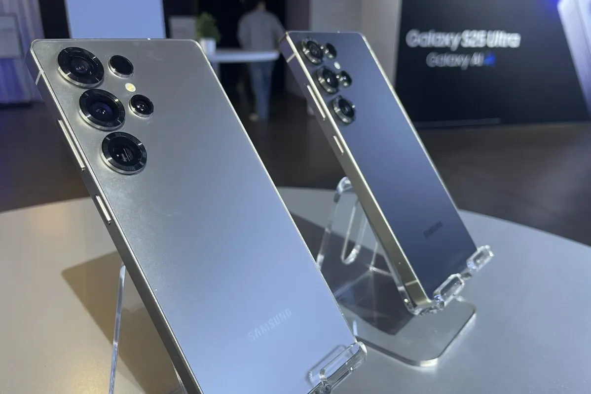 هواتف Galaxy S25 Ultra وسلسلة Galaxy S25 الجديدة من سامسونج، تعرض تصميمًا أنيقًا مع كاميرات متقدمة، متميزة بتقنية الذكاء الاصطناعي.