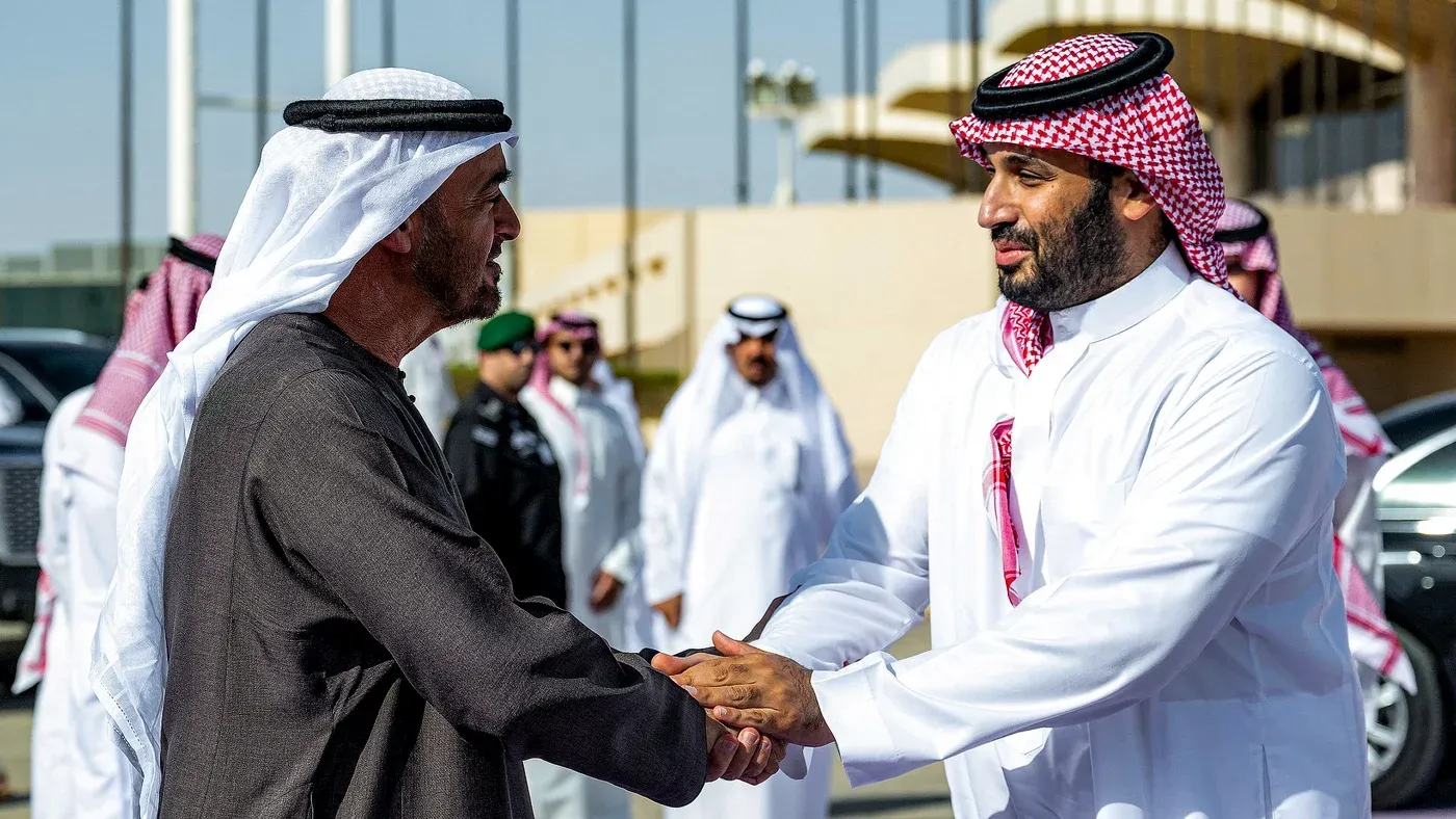 لقاء رسمي بين مسؤولين سعوديين وإماراتيين يعكس عمق العلاقات الأخوية والتنسيق السياسي بين البلدين في ظل التوترات الخليجية.
