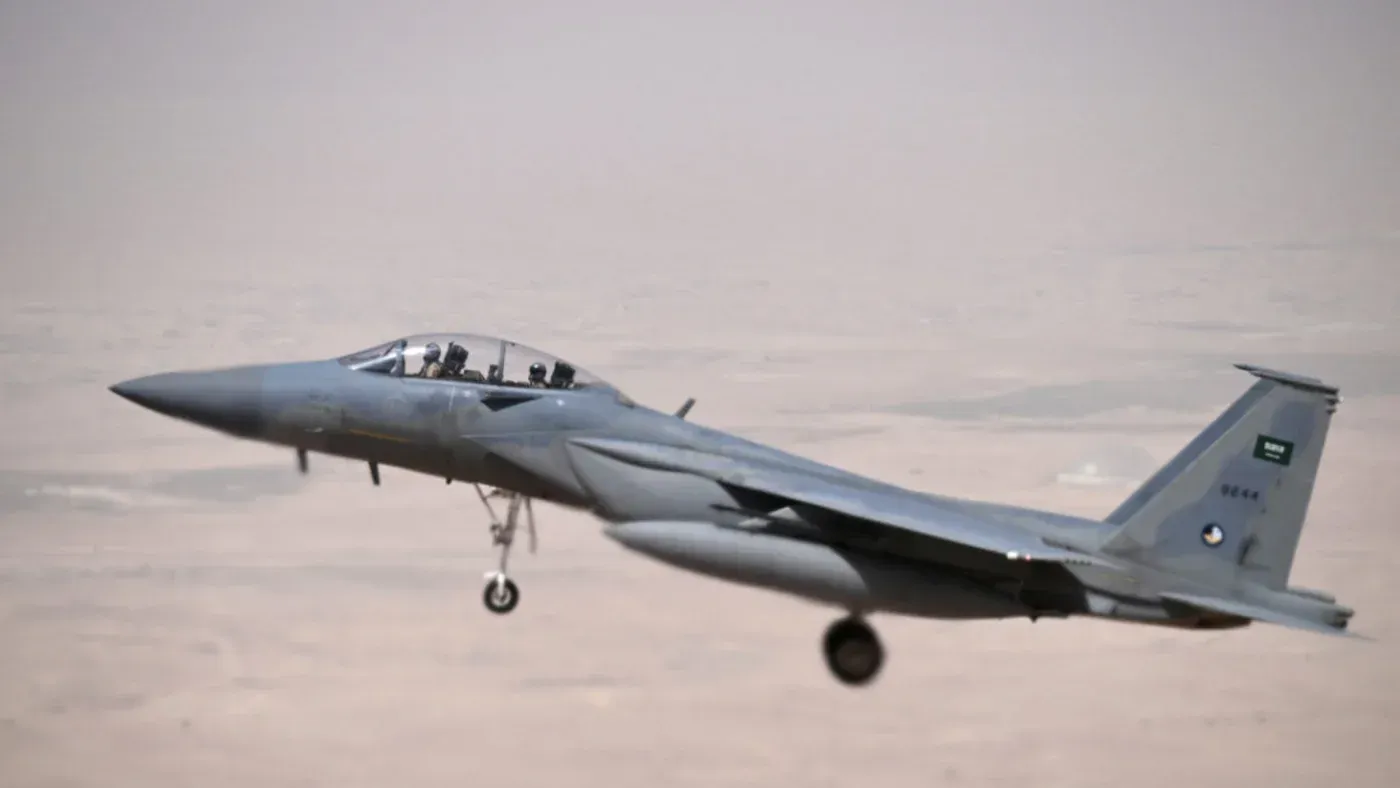 طائرة حربية من طراز F-15 سعودية تحلق في السماء، تعكس جهود المملكة في تعزيز قدراتها الدفاعية وسط مناقشات حول صفقات الأسلحة.
