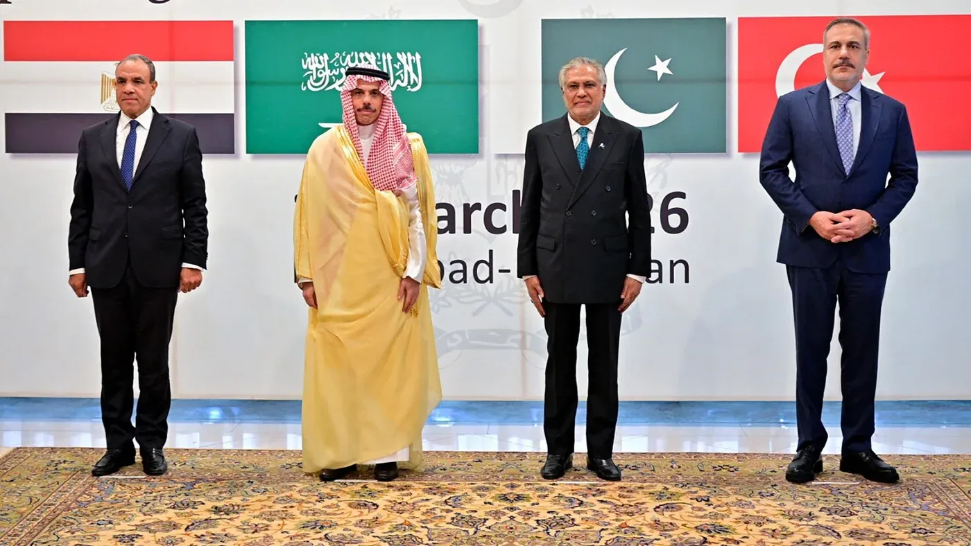 اجتماع وزراء خارجية مصر والسعودية وباكستان وتركيا، حيث يتوسطهم علم كل دولة، في إطار مناقشات حول القضايا الإقليمية.